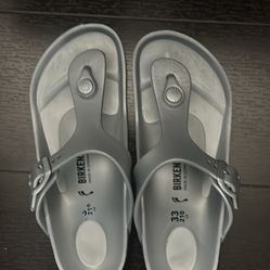 $15 Kids Sandals Size 33 Silver / Grey 