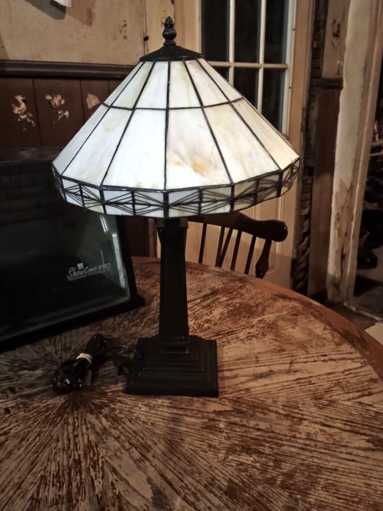 1970's TIFFANY STYLE Leaded Slag Glass Pull Chain Table Lamp