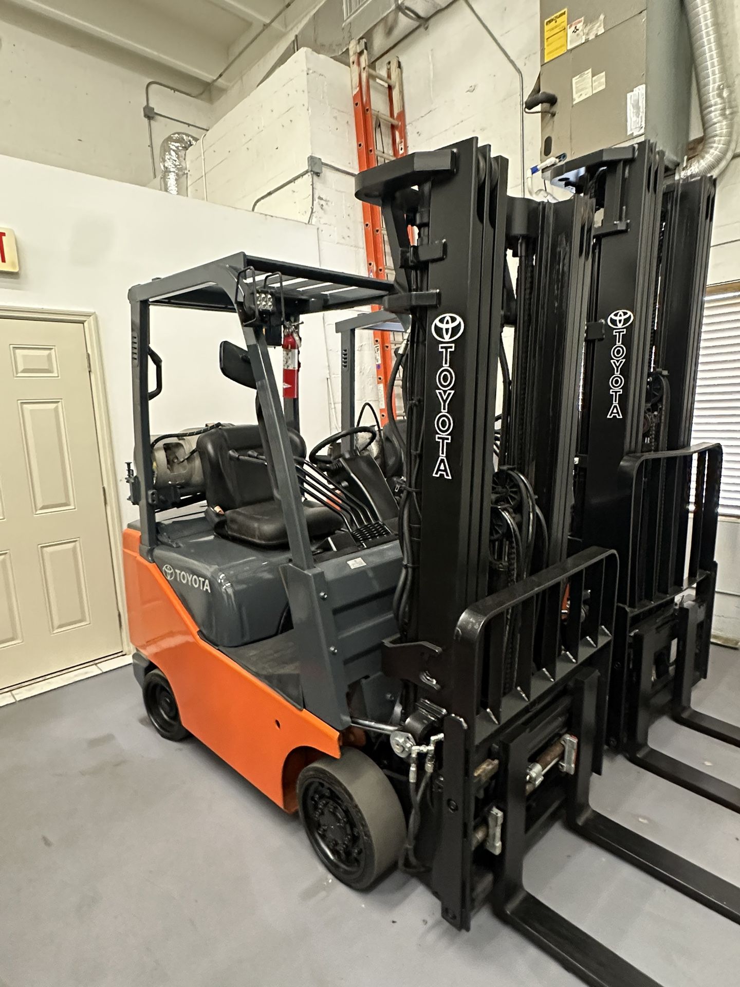 Toyota Forklift Side-Shit, Triple Tower,LPG Very Nice