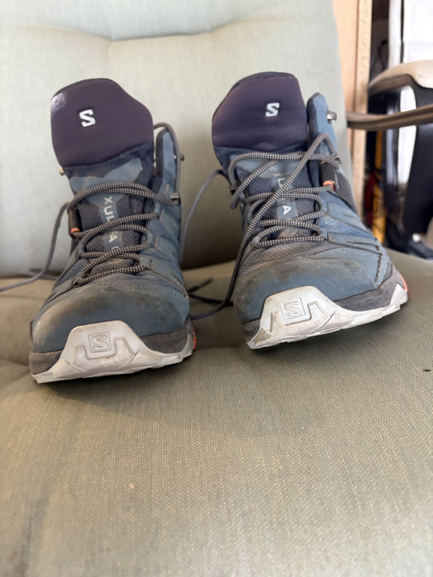 Solomon hiking boots. Size 10 men. Trail boots.