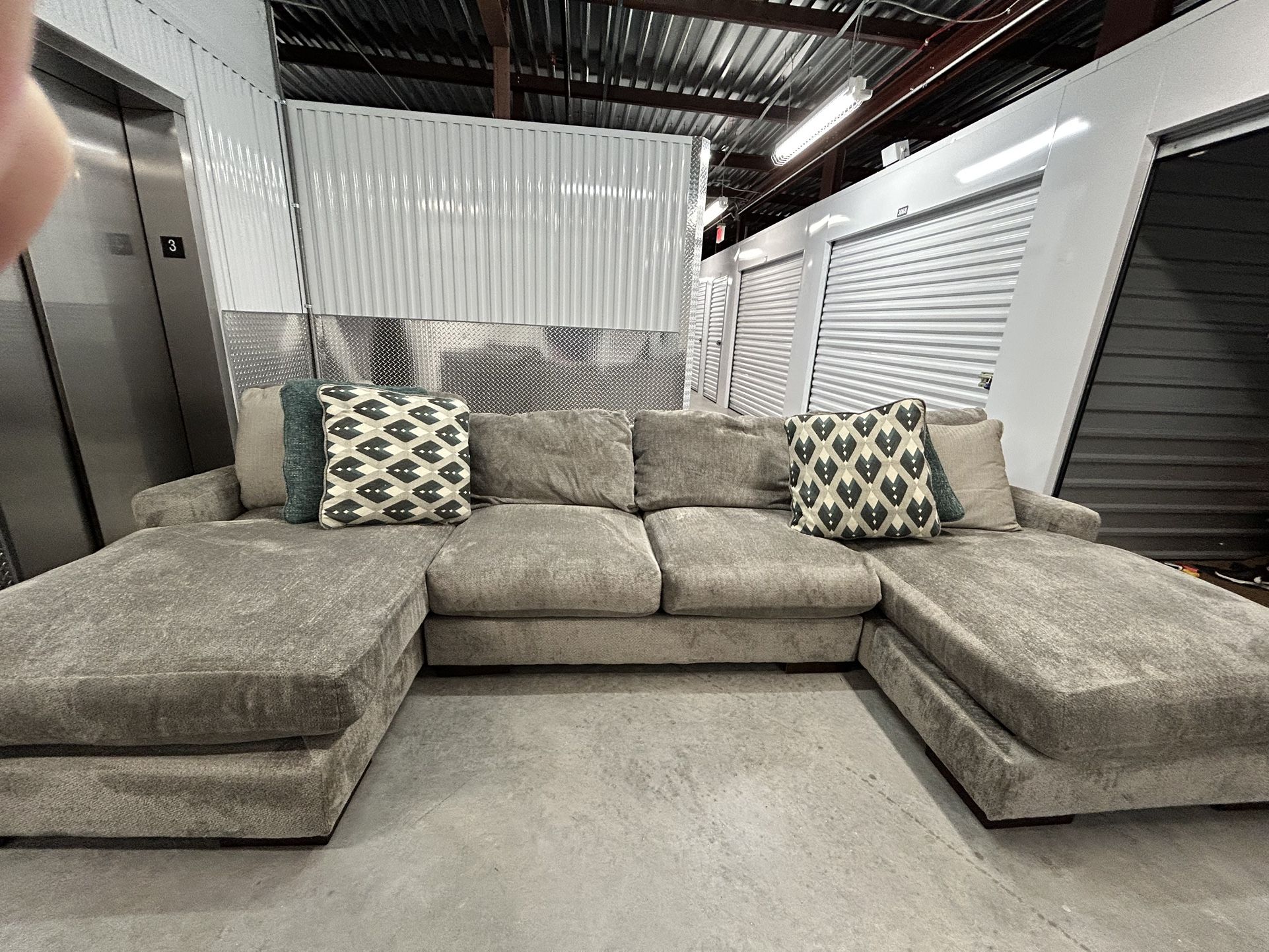 Nearly New Couch - NEED GONE BY WEDNESDAY