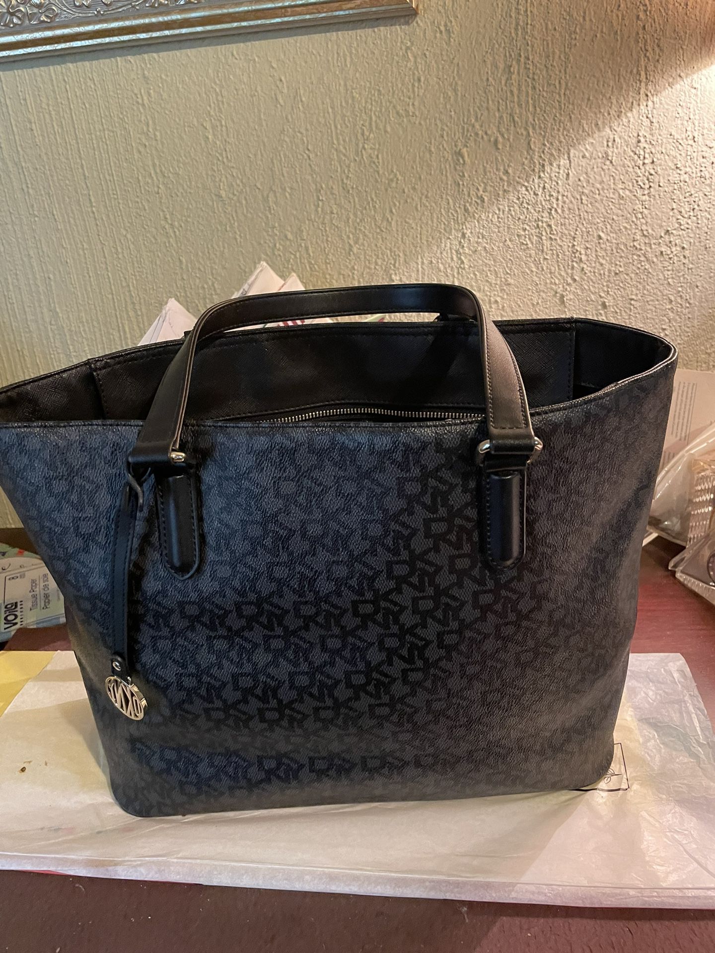 Women’s DKNY Mid-Size Tote In Like New condition 