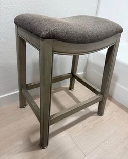 Backless saddle counter stool