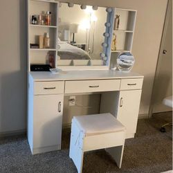 Makeup vanity