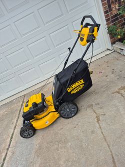 Dewalt Gas Mower 196cc comercial engine Self Propelled RWD used working good condition trabajando muy bien