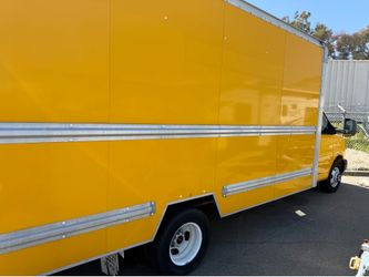 Super Clean runs perfect! 16 ft GMC Savannah Gas Box truck