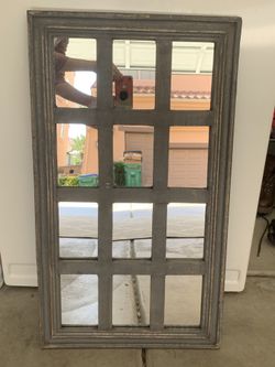Gray rectangle divided mirror
