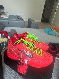 Kobe Reverse Grinches.(WITH BOX NEVER WORN)