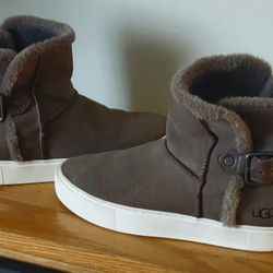 Women's Boots Ugg  Gray  9 .pickup Only. 