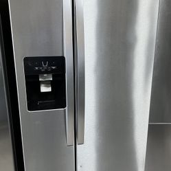 33” Refrigerator w/WATER+ICE 