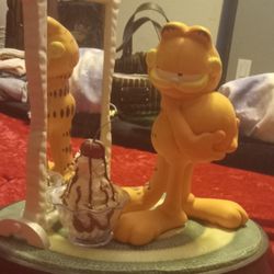Garfield Statue With Mirror And ICE CREAM SUNDAY