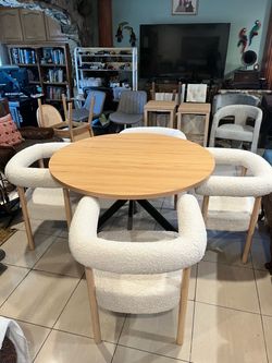 Round Dining Table with 4 Boucle Chairs