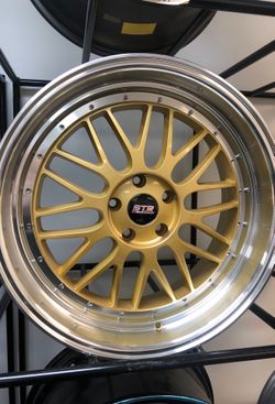 20” gold with chrome lip.