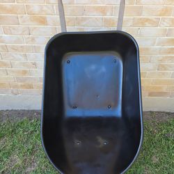 True Temper 6cf Wheelbarrow with Pneumatic tire.