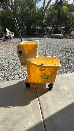 Mop bucket and wringer