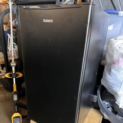 Gainz Mini Fridge. 4.3 cu