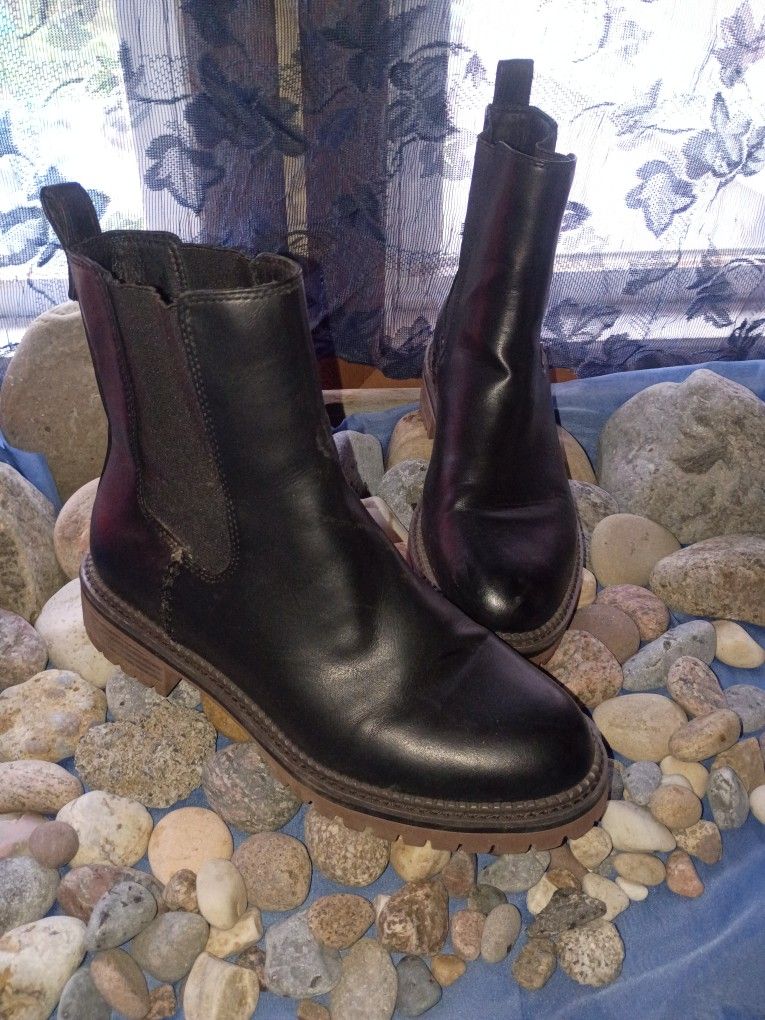 Crown Vintage Black Leather Pull On Ankle Boots