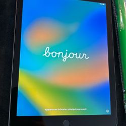 Apple iPad 5th Generation 9.7inch - Space Gray with Protective Case & Charger Set