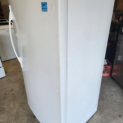 UPRIGHT FREEZER 