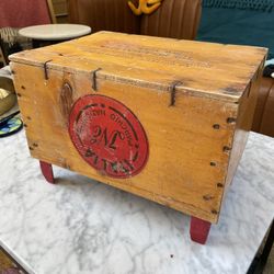 Vintage Wine Box turned into a Step Stool. ITALIA JNE MARCHIO NAZIONALE