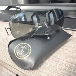 Brand new  Rayban Shade with the case, very stylish .
