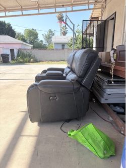 Power Reclining Loveseat w/ Center Console, USB & Cup Holders – Excellent Condition