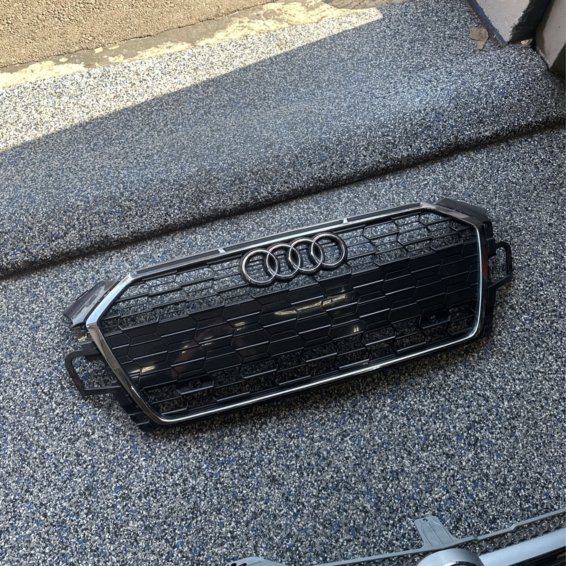 AUDI A5 SPORTBACK UPPER GRILLE ASSEMBLY USED OEM