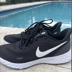 Nike Revolution 5 Sneakers Black/White