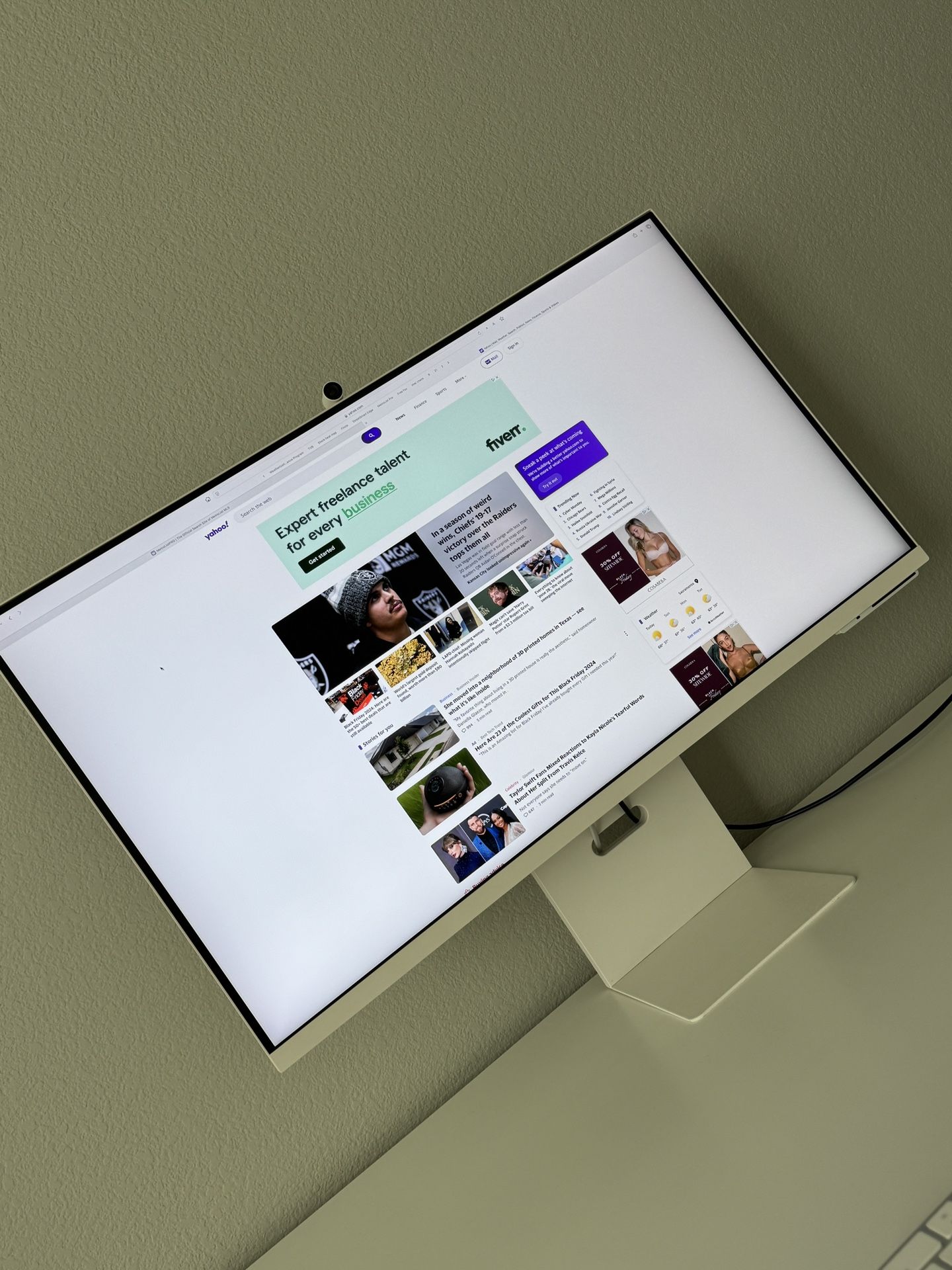 Samsung M8 Smart Monitor 32-inch USB C, 4k! Web Cam And Remote Control Retail $750 Asking $475!! Like New 