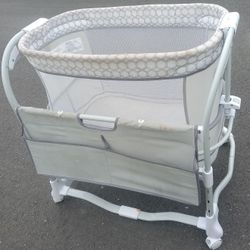 Adjustable Depth Rolling Baby Crib Great Condition Mattress Pack And Use Cleaning From Storage 30 Firm