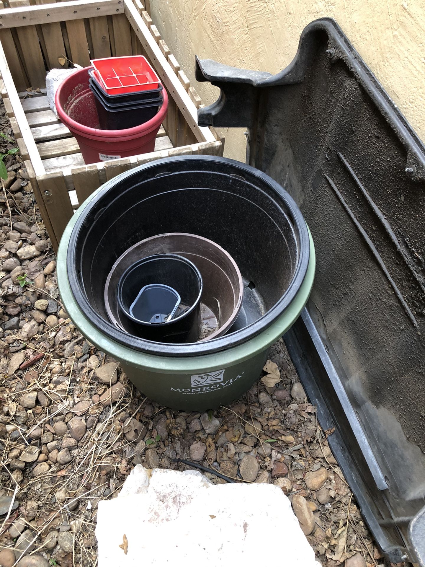 Free planters (not wood ones)