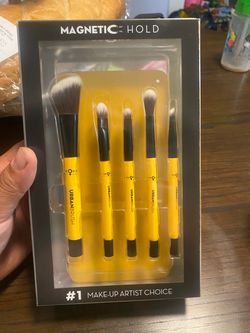 Magnetic make up brushes