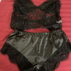 Elegant Black Lace Pyjama Set 