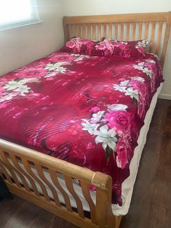 Wooden bed frame - Queen size