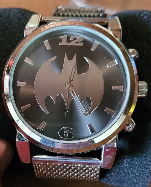 Batman Arkham City Silver Edition Steel Band Men's Watch Certified DC & WarnerThis collectible wristwatch is the perfect addition to any Batman fan's 