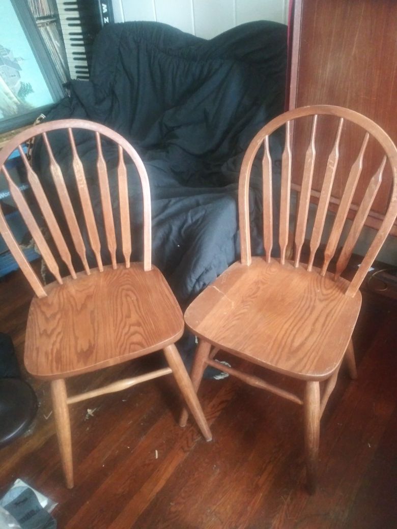 2 Windsor kitchen table chairs