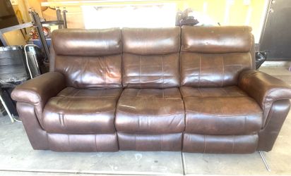 Electric couch 2 recliners 100$ OBO no holds