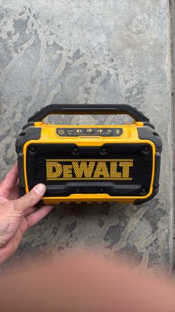 DEWALT cordless radio/charger