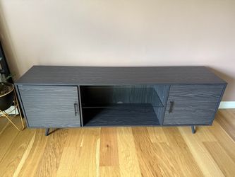 Walker Edison Saxon Mid Century Modern 2 Door Glass Shelf TV Stand