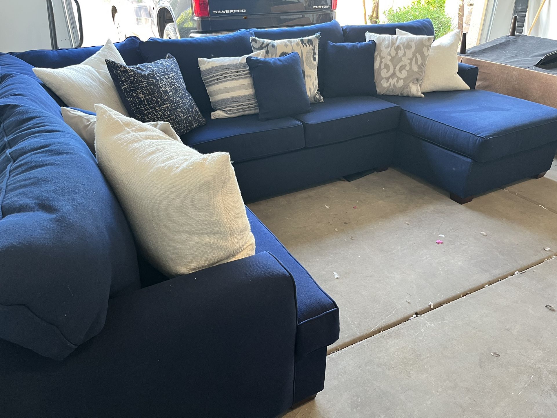 Large L-shaped Corner Sectional W/ Chaise (delivery Available)