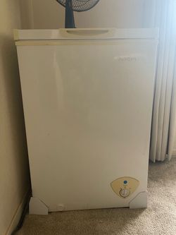 Insignia Chest Freezer 3.5 cu. Ft.