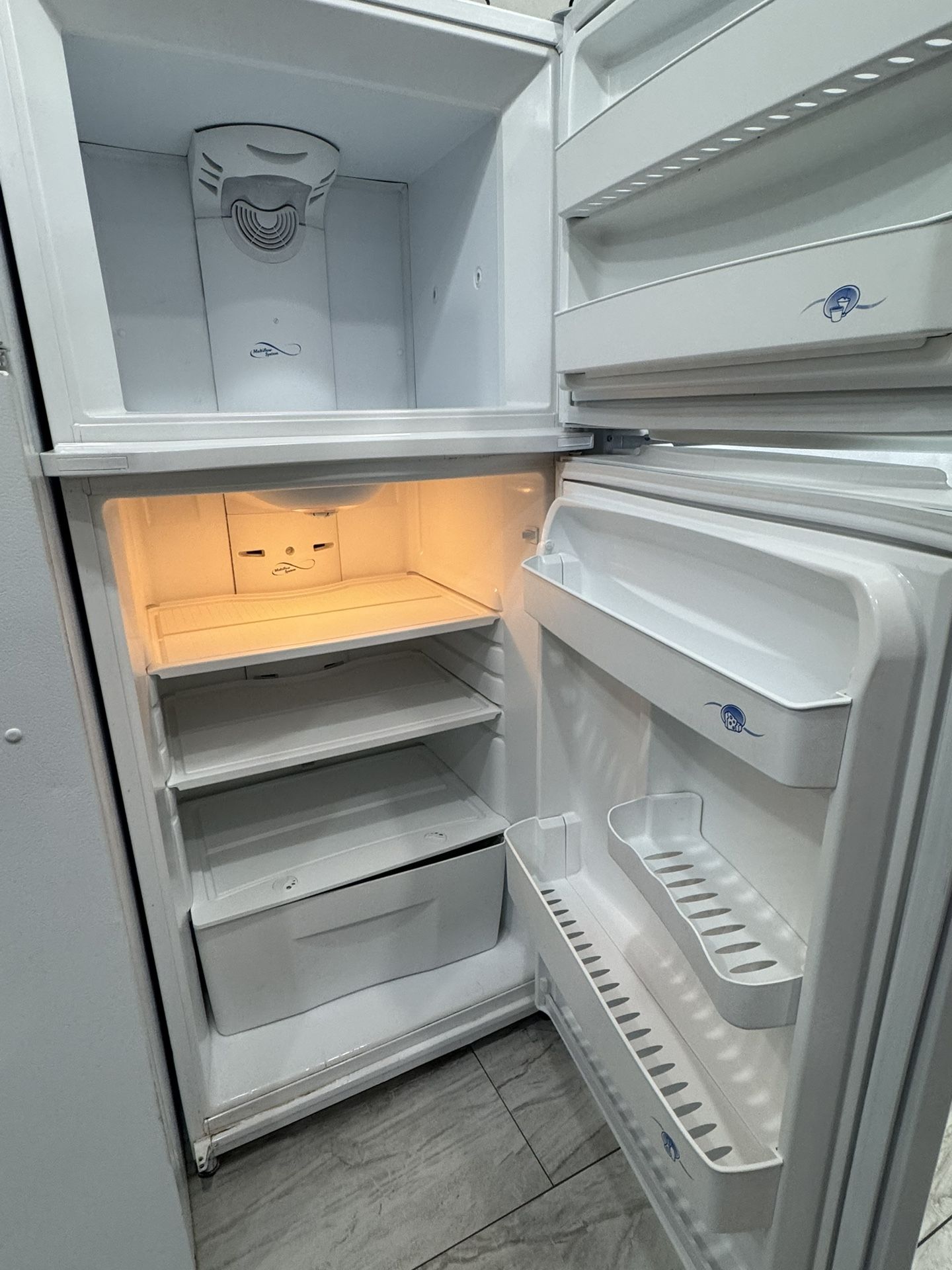 Refrigerator 63Hx27W