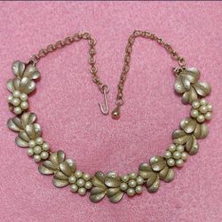 Vintage Ladie's Goldtone "FLORAL LINK W/PEARLS" Choker Necklace W/Adjustable Clasp EXCELLENT CONDITION😇Please Read Description.