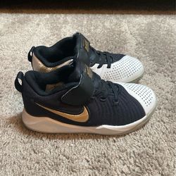 Nike Team hustle mid basketball shoes size 12C
