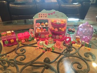 Shopkins And Cupcake Queen Cafe Playset