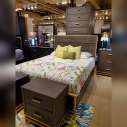 4 Pc Queen / King Size Bedroom Set ( Included bed frame ,dresser ,mirror nightstand )