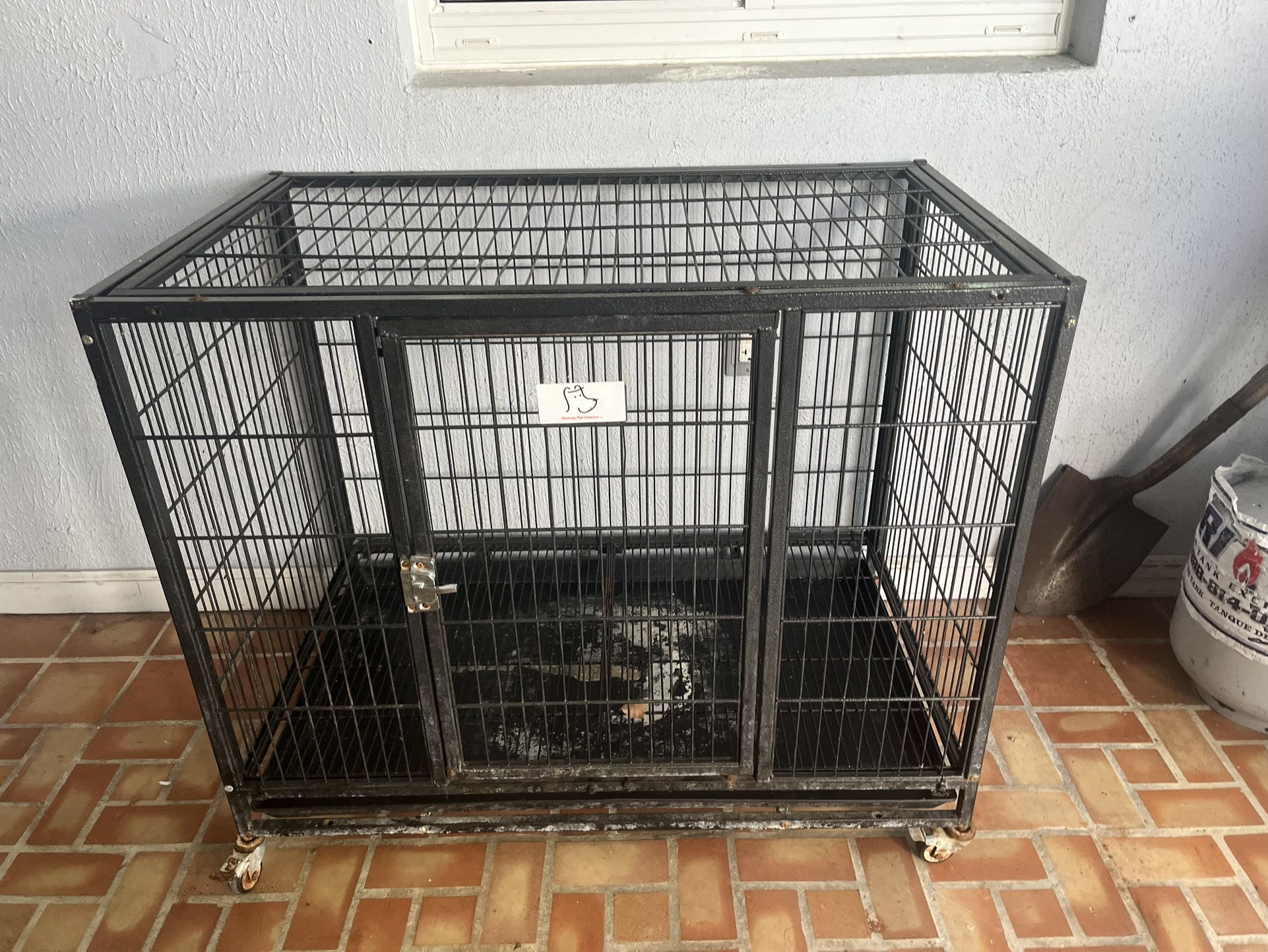 Great dog kennel with casters. 10 “1/2 x 37 “x 31”