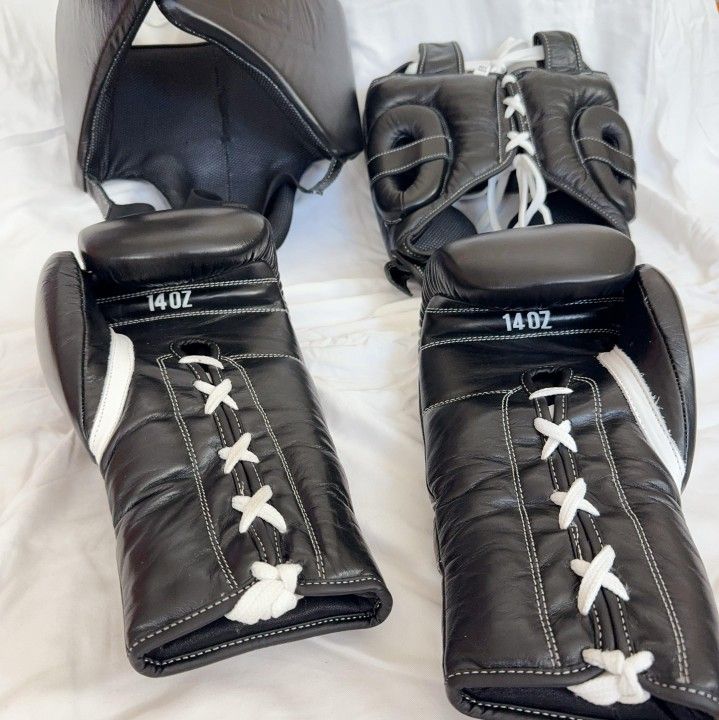 Winning  Boxing Set  With Free Hand Wraps 