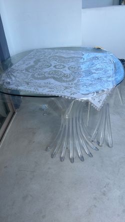 Round Table With Four Clear Acrylic Chair