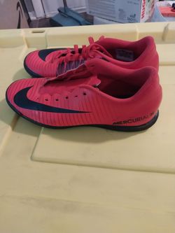 Women's Nike shoes size 8 $20